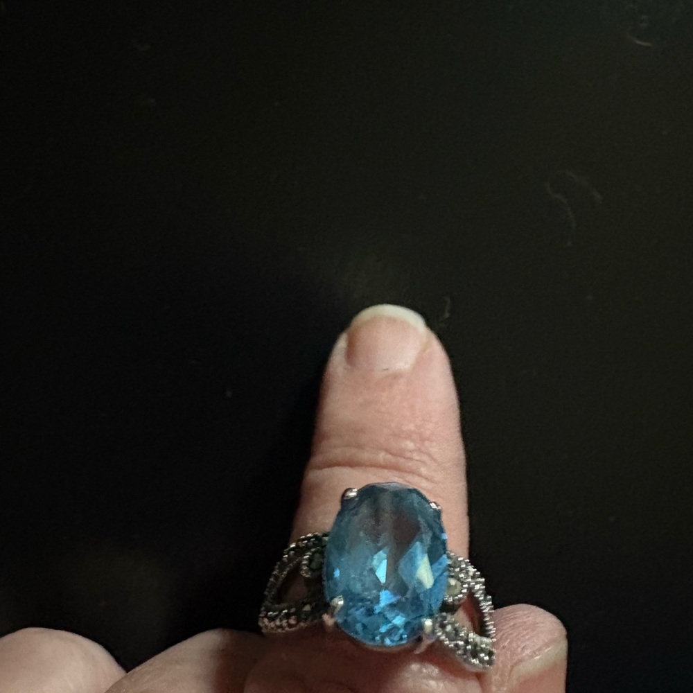 Elegant Blue Gemstone Ring - Picture 2 of 6